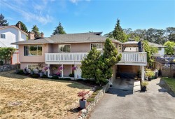 3273 Megaw Pl  Saanich, BC V8P 5J7