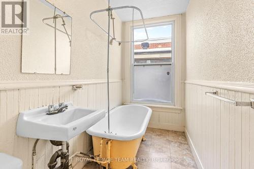 2nd level bath - 498 Gladstone Avenue, Ottawa, ON - Indoor Photo Showing Bathroom