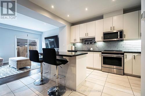 106 Columbus Gate, Hamilton, ON - Indoor Photo Showing Kitchen With Upgraded Kitchen