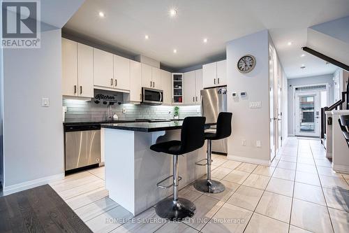 106 Columbus Gate, Hamilton, ON - Indoor Photo Showing Kitchen With Upgraded Kitchen