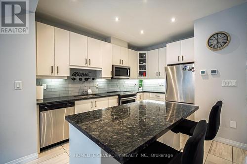 106 Columbus Gate, Hamilton, ON - Indoor Photo Showing Kitchen With Upgraded Kitchen