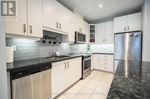 106 Columbus Gate, Hamilton, ON - Indoor Photo Showing Kitchen With Upgraded Kitchen