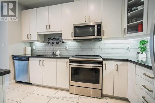 106 Columbus Gate, Hamilton, ON - Indoor Photo Showing Kitchen With Upgraded Kitchen