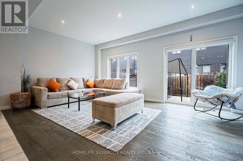 106 Columbus Gate, Hamilton, ON - Indoor Photo Showing Living Room