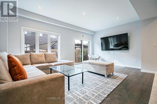 106 Columbus Gate, Hamilton, ON - Indoor Photo Showing Living Room