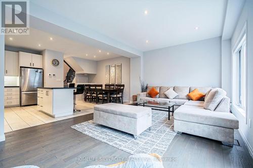 106 Columbus Gate, Hamilton, ON - Indoor Photo Showing Living Room