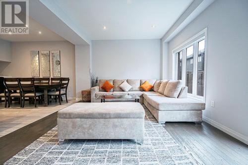 106 Columbus Gate, Hamilton, ON - Indoor Photo Showing Living Room