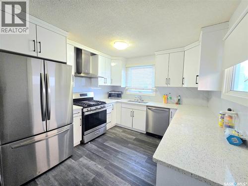 210 Western Crescent, Saskatoon, SK - Indoor Photo Showing Kitchen