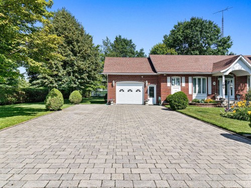Cour - 10 Rue Janick, Brownsburg-Chatham, QC - Outdoor With Facade