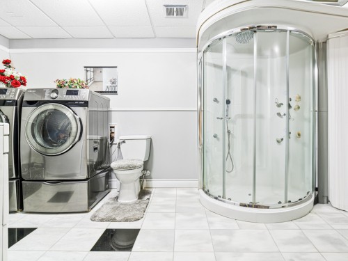 Salle de lavage - 10 Rue Janick, Brownsburg-Chatham, QC - Indoor Photo Showing Other Room
