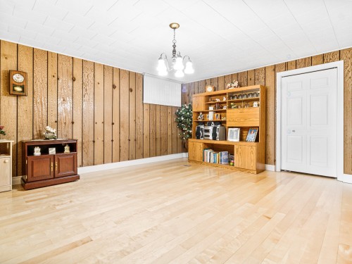 Salle familiale - 10 Rue Janick, Brownsburg-Chatham, QC - Indoor Photo Showing Other Room
