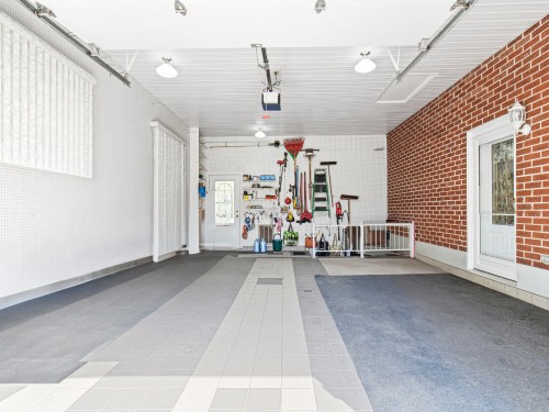Garage - 10 Rue Janick, Brownsburg-Chatham, QC - Indoor Photo Showing Garage