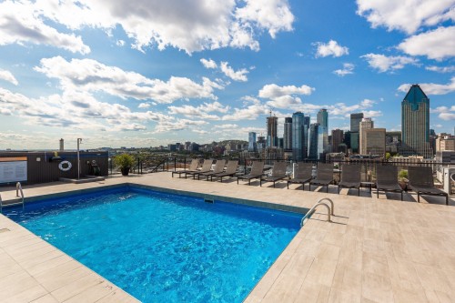 Pool - 1011-235 Rue Peel, Montréal (Le Sud-Ouest), QC - Outdoor With In Ground Pool With View