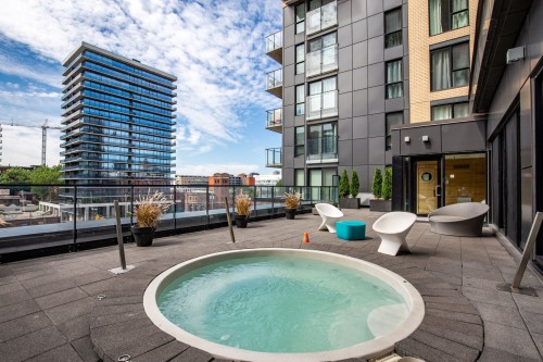 Hot tub - 1011-235 Rue Peel, Montréal (Le Sud-Ouest), QC - Outdoor