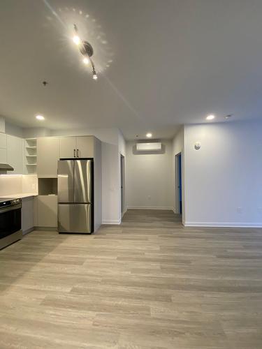 Cuisine - 402-4325 Rue Des Dirigeables, Longueuil (Saint-Hubert), QC - Indoor Photo Showing Kitchen