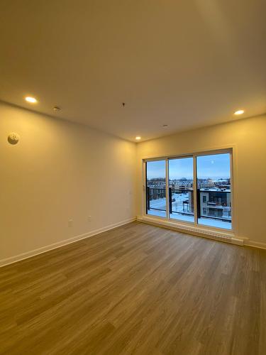 Salon - 402-4325 Rue Des Dirigeables, Longueuil (Saint-Hubert), QC - Indoor