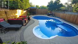 Lounge area closer to the home - 