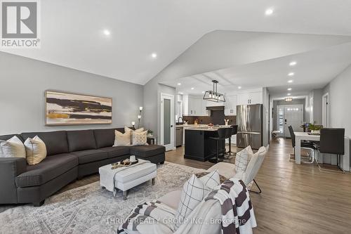 17 Dunning Way, St. Thomas, ON - Indoor Photo Showing Living Room