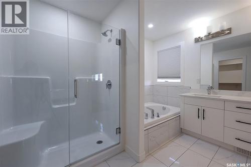 559 Labine Terrace, Saskatoon, SK - Indoor Photo Showing Bathroom