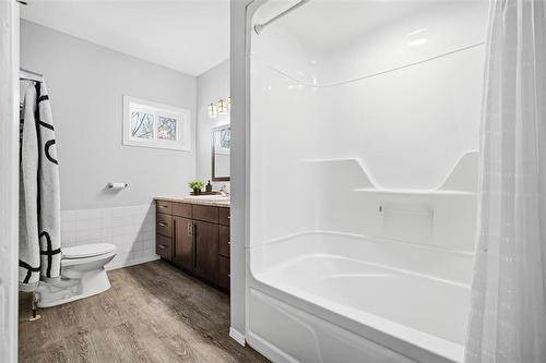 472 Walker Avenue, Winnipeg, MB - Indoor Photo Showing Bathroom