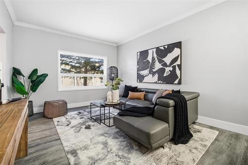 472 Walker Avenue, Winnipeg, MB - Indoor Photo Showing Living Room