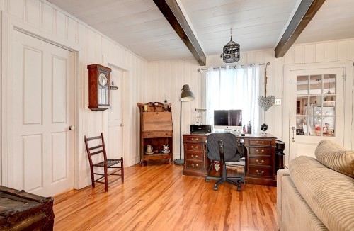 Salon - 860 Rue De Frontenac, Berthierville, QC - Indoor