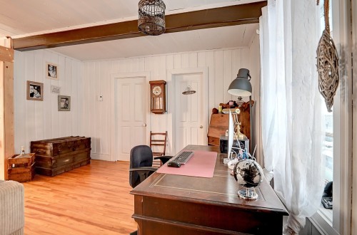 Salon - 860 Rue De Frontenac, Berthierville, QC - Indoor