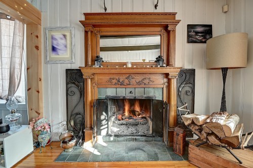 Salon - 860 Rue De Frontenac, Berthierville, QC - Indoor With Fireplace