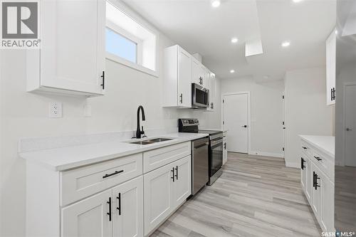 1401 23Rd Street, Saskatoon, SK - Indoor Photo Showing Kitchen With Double Sink With Upgraded Kitchen