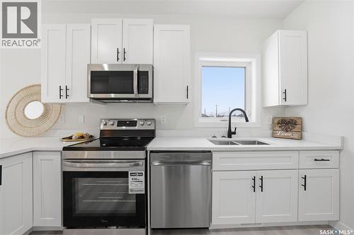 1401 23Rd Street, Saskatoon, SK - Indoor Photo Showing Kitchen With Double Sink
