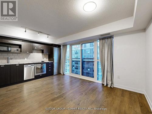 1717 - 275 Village Green Square, Toronto, ON - Indoor Photo Showing Kitchen