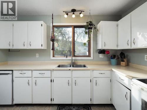 3011 Christopher Crescent, Prince George, BC - Indoor Photo Showing Kitchen With Double Sink