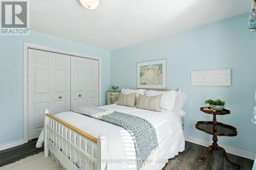 1104 Crofton Way, Burlington, ON - Indoor Photo Showing Bedroom