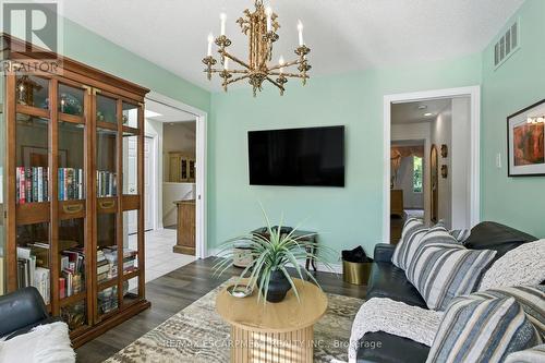 1104 Crofton Way, Burlington, ON - Indoor Photo Showing Living Room