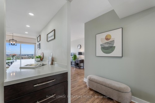 Lph4-880 Dundas Street W, Mississauga, ON - Indoor