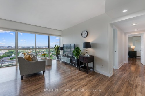 Lph4-880 Dundas Street W, Mississauga, ON - Indoor Photo Showing Living Room
