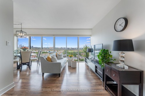 Lph4-880 Dundas Street W, Mississauga, ON - Indoor Photo Showing Living Room