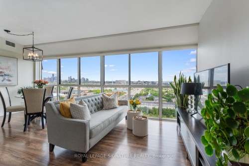 Lph4-880 Dundas Street W, Mississauga, ON - Indoor Photo Showing Living Room