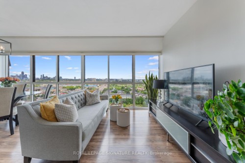 Lph4-880 Dundas Street W, Mississauga, ON - Indoor Photo Showing Living Room
