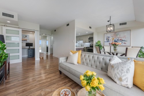 Lph4-880 Dundas Street W, Mississauga, ON - Indoor Photo Showing Living Room