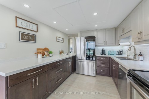 Lph4-880 Dundas Street W, Mississauga, ON - Indoor Photo Showing Kitchen With Stainless Steel Kitchen With Double Sink With Upgraded Kitchen