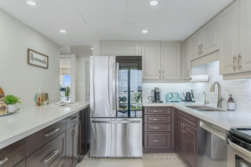 Lph4-880 Dundas Street W, Mississauga, ON - Indoor Photo Showing Kitchen With Stainless Steel Kitchen With Double Sink With Upgraded Kitchen