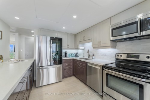 Lph4-880 Dundas Street W, Mississauga, ON - Indoor Photo Showing Kitchen With Stainless Steel Kitchen With Upgraded Kitchen