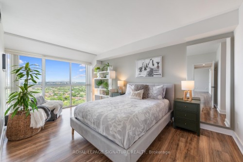 Lph4-880 Dundas Street W, Mississauga, ON - Indoor Photo Showing Bedroom