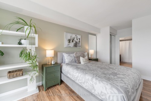 Lph4-880 Dundas Street W, Mississauga, ON - Indoor Photo Showing Bedroom