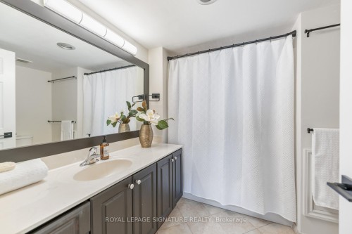 Lph4-880 Dundas Street W, Mississauga, ON - Indoor Photo Showing Bathroom