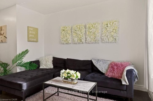 163 Hope Avenue, Hamilton, ON - Indoor Photo Showing Living Room