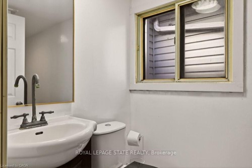 163 Hope Avenue, Hamilton, ON - Indoor Photo Showing Bathroom