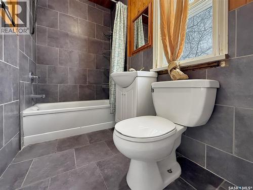 120 Central Avenue S, Swift Current, SK - Indoor Photo Showing Bathroom