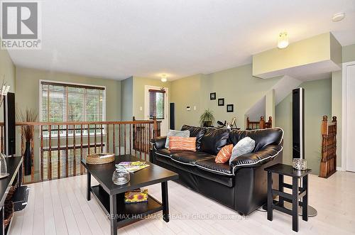 1717 Blohm Drive, Ottawa, ON - Indoor Photo Showing Living Room